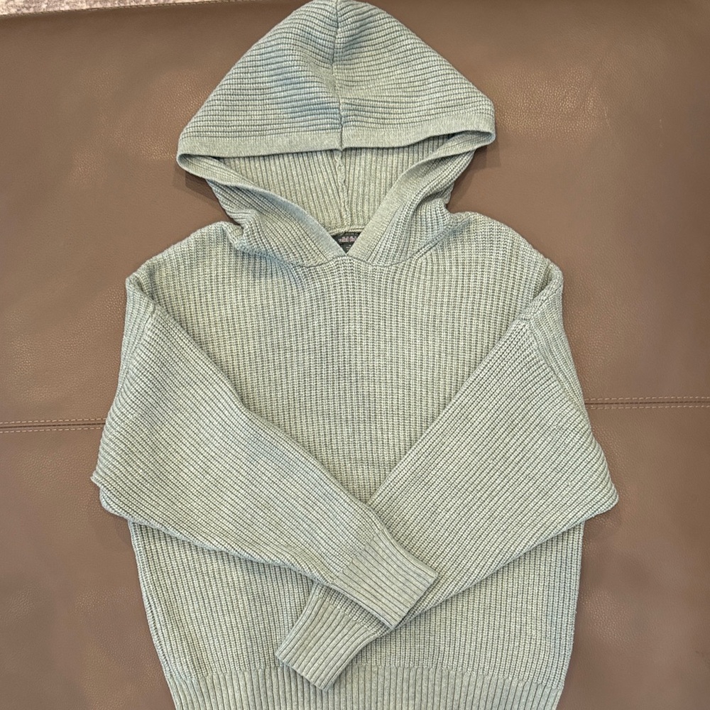Woman’s ribbed hooded sweater